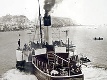 Paddle Steamer Cynthia leaves Pier